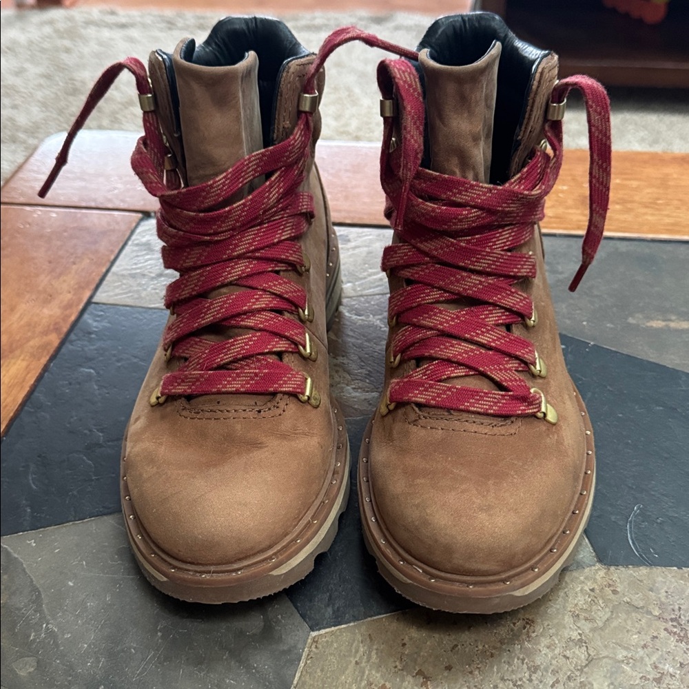 Tan Sorel hiking boots - Picture 2 of 9